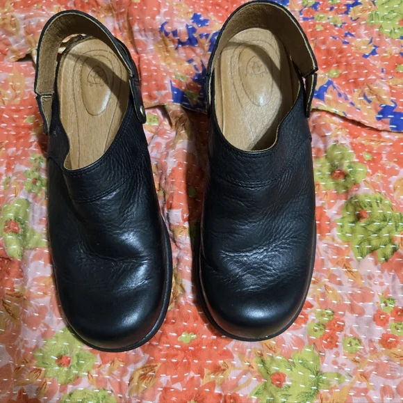 LIKE NEW Ariat Women's Size 7.5B Black Leather Mules - Picture 11 of 11